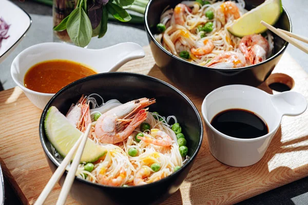 Romantická Večeře Pro Dva Asijská Kuchyně Rýžové Nudle Krevetami Mořskými — Stock fotografie