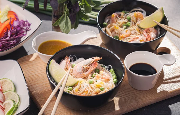 Asijská Večeře Pro Dva Asijská Kuchyně Rýžové Nudle Mořskými Plody — Stock fotografie
