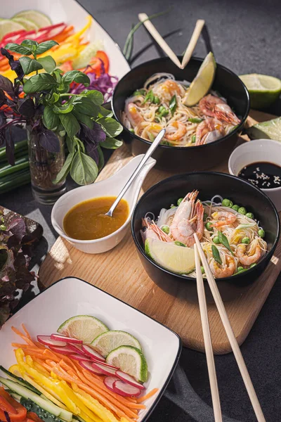 Aziatisch Diner Voor Twee Aziatische Keuken Rijst Noedels Met Zeevruchten — Stockfoto
