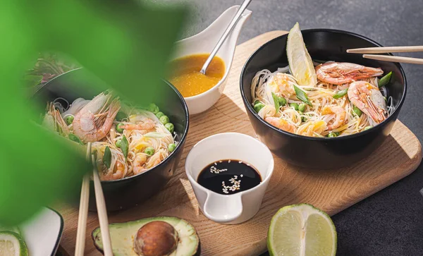 Aziatisch Diner Voor Twee Aziatische Keuken Rijst Noedels Met Zeevruchten — Stockfoto