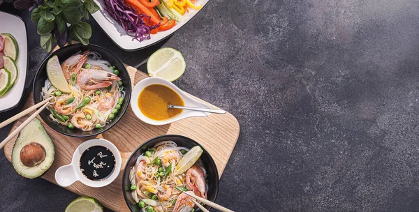Asijská Večeře Pro Dva Asijská Kuchyně Rýžové Nudle Mořskými Plody — Stock fotografie