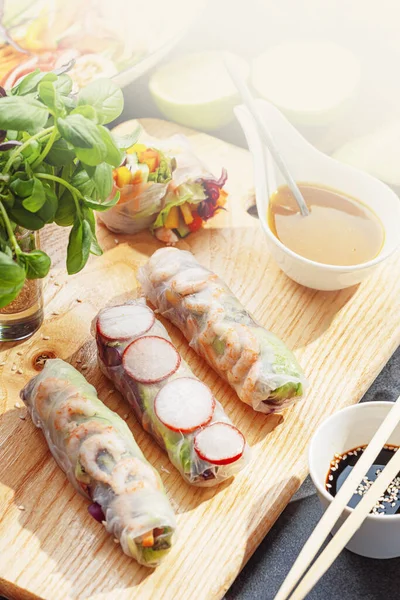 Springrolls Segar Dengan Sayuran Dan Udang Hidangan Sehat Dari Kertas — Stok Foto