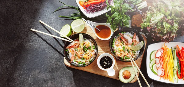 Romantisch Diner Voor Twee Aziatische Keuken Rijstnoedels Met Garnalen Zeevruchten — Stockfoto