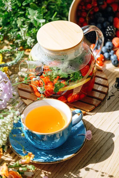 Şeffaf Bir Çaydanlıkta Doğal Aromatik Meyve Çayı Böğürtlen Çiçeklerin Arasında — Stok fotoğraf
