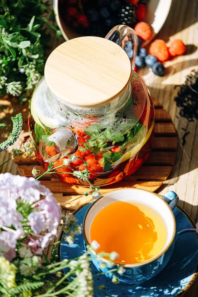 Přírodní Aromatický Ovocný Čaj Průhledné Konvice Šálku Mezi Bobulemi Květinami — Stock fotografie