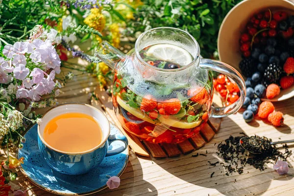 Natuurlijke Aromatische Fruitthee Een Transparante Theepot Een Kopje Tussen Bessen — Stockfoto