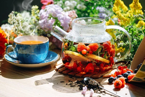 Natuurlijke Aromatische Fruitthee Een Transparante Theepot Een Kopje Tussen Bessen — Stockfoto