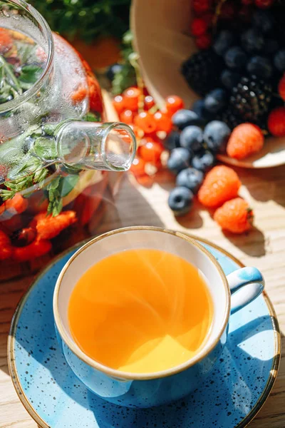Chá Fruto Aromático Natural Bule Chá Transparente Uma Xícara Entre — Fotografia de Stock