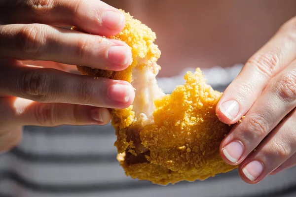 レストランやファーストフードのカフェの女性は別のソースとフライドポテトとエアバッターで揚げ翼を食べる — ストック写真