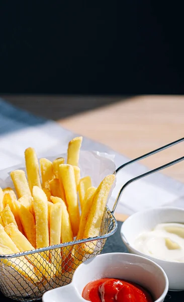 Frites Délicieuses Chaudes Avec Différentes Sauces — Photo