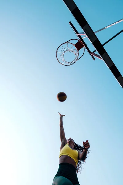 Atlético Ajuste Africano Americano Jugando Baloncesto — Foto de Stock