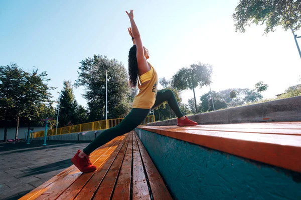 Atlético Forma Mujer Afroamericana Haciendo Ejercicio Deportivo Aire Libre — Foto de Stock