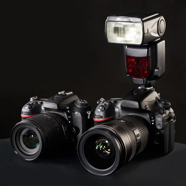 Dijital Slr fotoğraf makinesi, objektif ve flaş siyah — Stok fotoğraf
