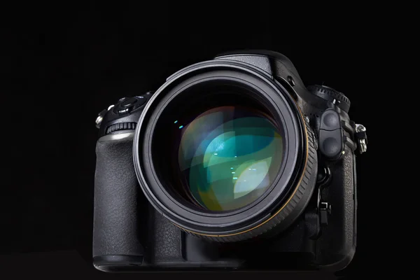 DSLR камера с объективом — стоковое фото