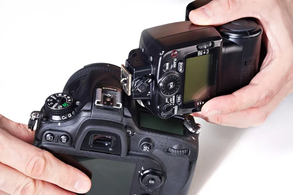 摄影师在数码单反相机上设置外接闪光灯 — 图库照片