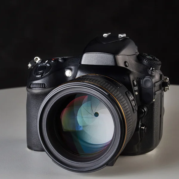 DSLR камера с большим диафрагмальным коэффициентом объектива — стоковое фото