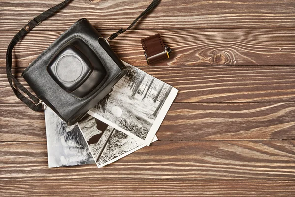 Retro ainda câmera no fundo de madeira — Fotografia de Stock