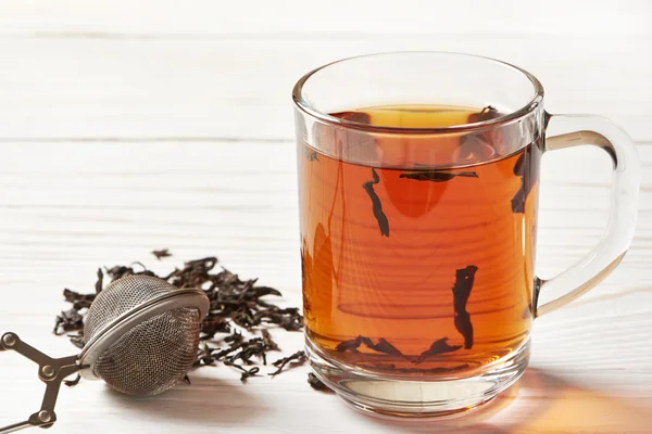 Taza de té y colador de té — Foto de Stock
