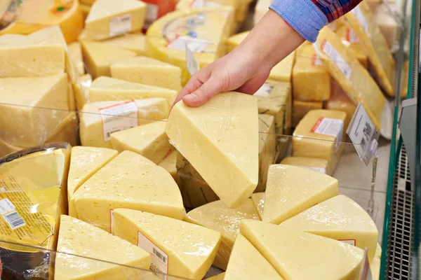 店でチーズの部分を手 — ストック写真