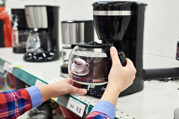 구매자가 게에서 커피 기계를 선택 — 스톡 사진