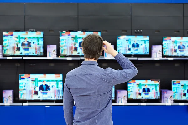 Homme regarde les téléviseurs LCD en magasin — Photo