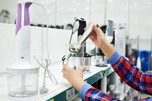 Mujer elige licuadora en la tienda — Foto de Stock