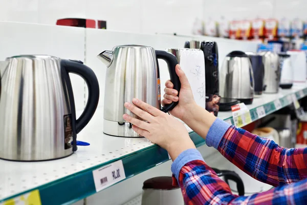 Buyer shopping for electric kettle — Stock Photo, Image