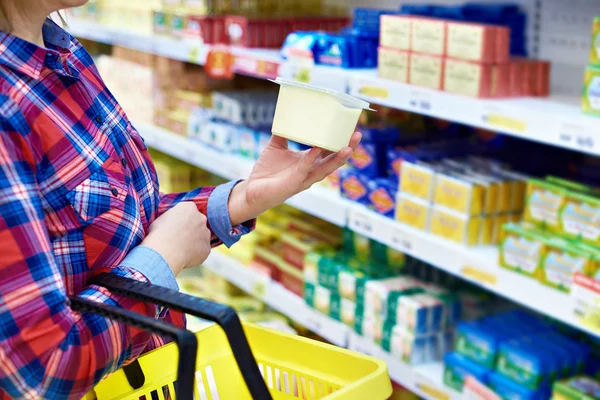 Frau kauft Quark im Geschäft ein — Stockfoto