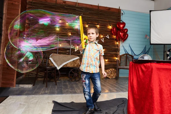 Jongetje maakt grote zeepbellen — Stockfoto