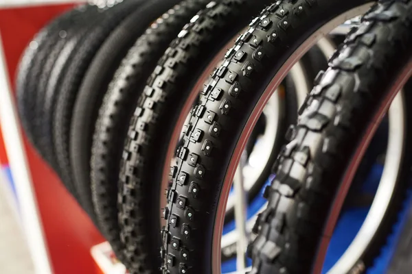 Pneumatici invernali in bicicletta un assortimento di negozi — Foto Stock