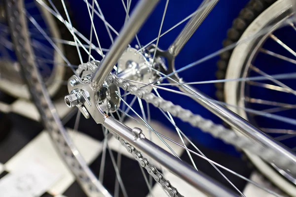 Ретро-велосипед с задним колесом — стоковое фото