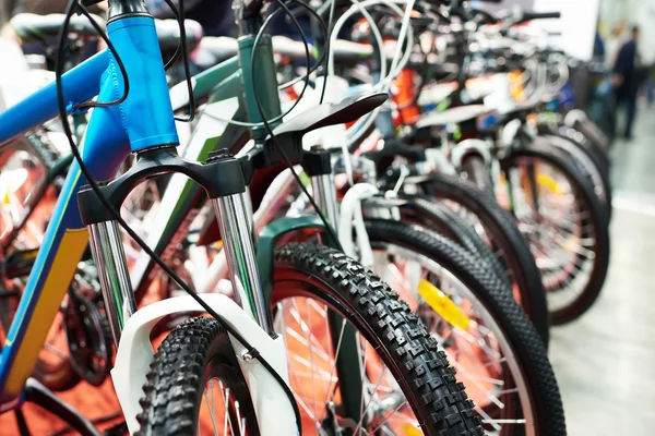 Горные велосипеды в спортивном магазине — стоковое фото