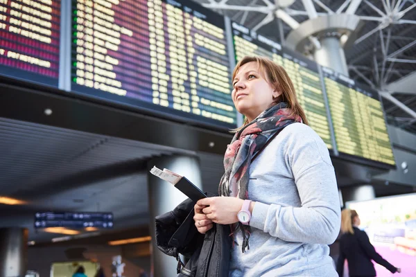 Vrouw toerist die zich op de luchthaven op achtergrond van vertrek een — Stockfoto