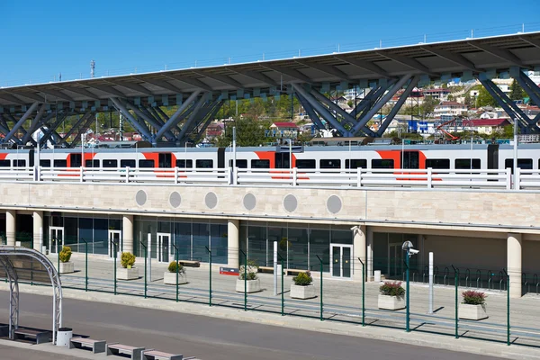 Comboio eléctrico de alta velocidade na estação ferroviária — Fotografia de Stock