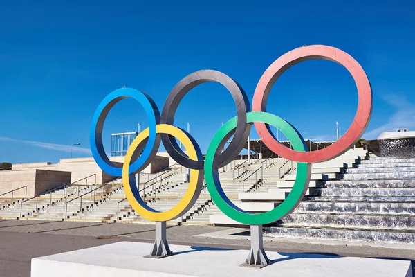 Anéis olímpicos perto do parque olímpico em Sochi 2014 Fotos De Bancos De Imagens