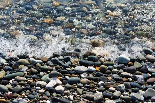 Surf de mer avec vagues de mousse sur le rivage rocheux — Photo
