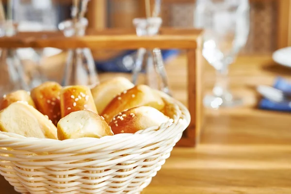 Brotkorb auf dem Tisch — Stockfoto