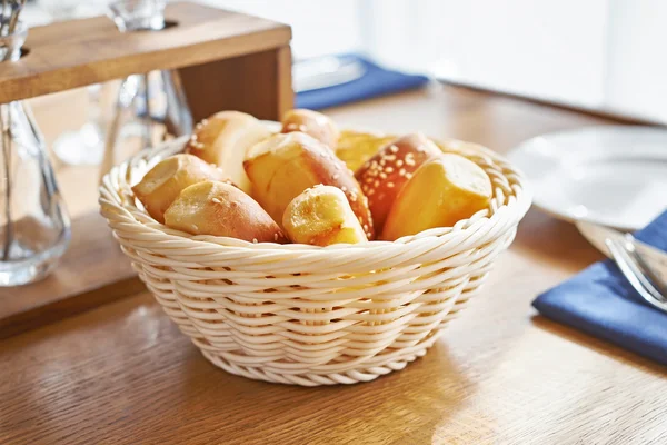 Cesta de pão na mesa — Fotografia de Stock