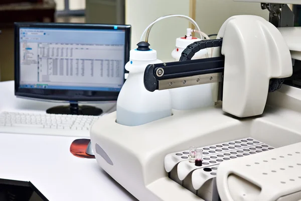 Analisador bioquímico em laboratório — Fotografia de Stock