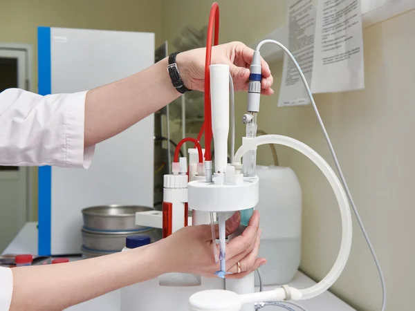 Investigação de material biológico em laboratório bioquímico — Fotografia de Stock