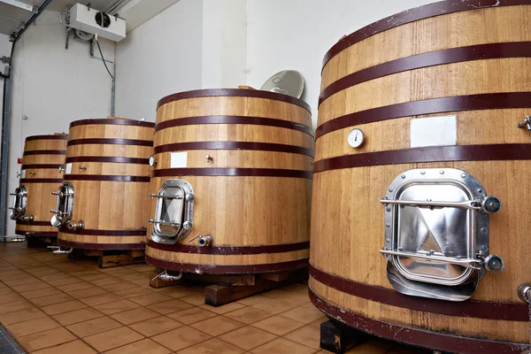 Barricas de madera para crianza de vinos en bodega —  Fotos de Stock