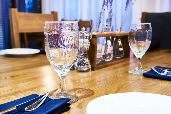 Serving dinner table in restaurant — Stock Photo, Image