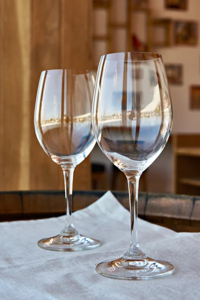 Bicchieri di vino vuoti su botte di legno — Foto Stock