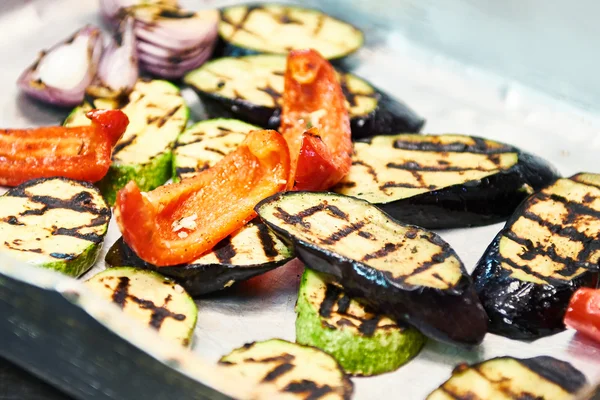 Berenjena, calabacín, pimientos y cebollas — Foto de Stock