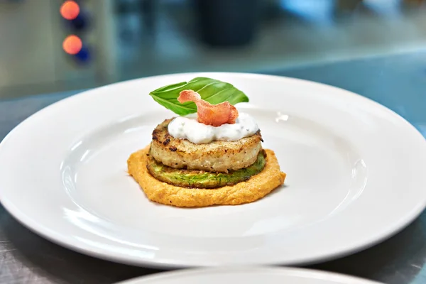 Piatto con cotoletta di pesce — Foto Stock