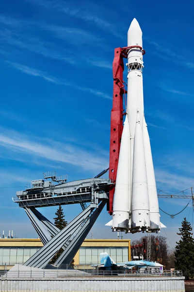 Ruimte raket "Vostok" op lanceerplatform — Stockfoto