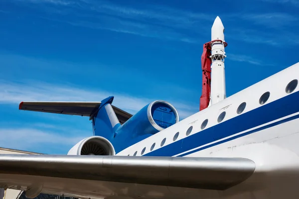 Самолет и космическая ракета "Восток" на стартовой площадке — стоковое фото