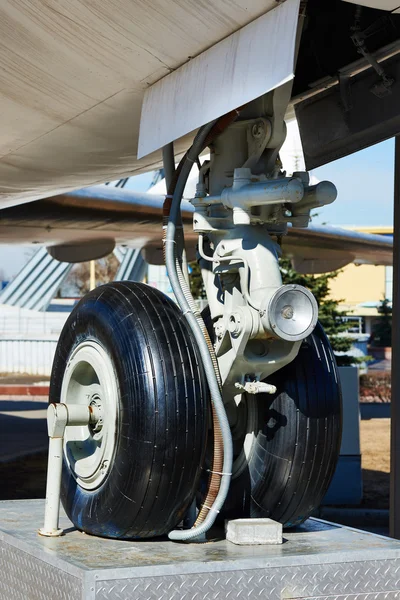 旅客機のフロントの着陸装置 — ストック写真