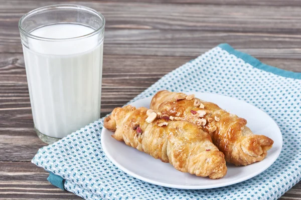 Glass with milk and croissant — Stock Photo, Image