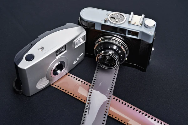 Två vintage avståndsmätare kamera och rullar film — Stockfoto